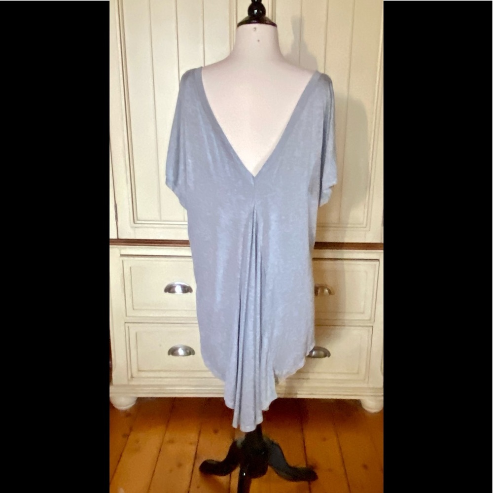 ✨Onetheland Grommet Neckline & Long Back Tee✨